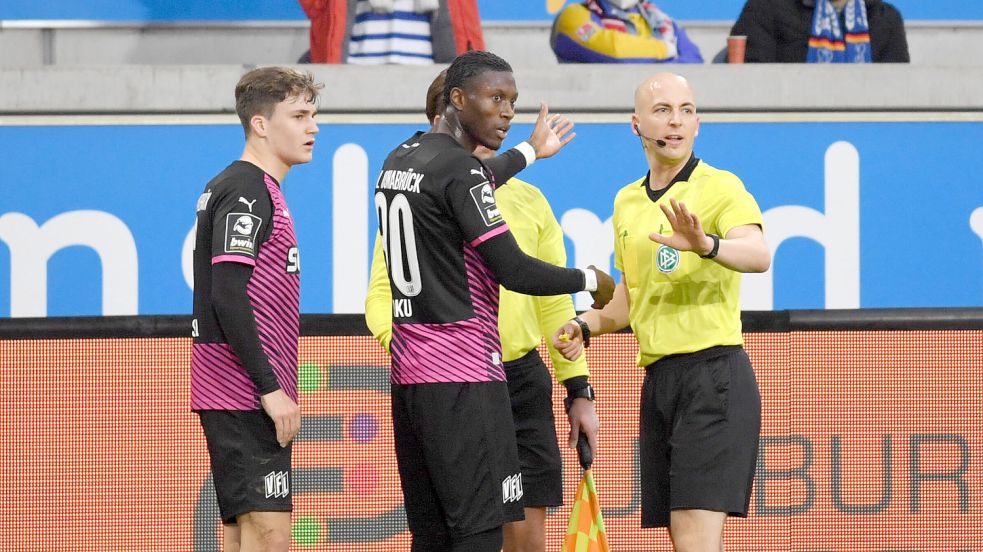 Osnabrücks Spieler Aaron Opoku (Mitte) hatte am Sonntag Affenlaute im Duisburger Stadion gehört. Der folgende Spielabbruch löste eine Rassismus-Debatte aus. Foto: DPA
