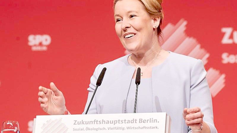 Franziska Giffey (SPD), designierte Regierende Bürgermeisterin von Berlin, steht bei der Unterzeichnung des Berliner Koalitionsvertrages im Wilhelm-von-Humboldt-Saal in der Staatsbibliothek Unter den Linden. Foto: Bernd von Jutrczenka/dpa