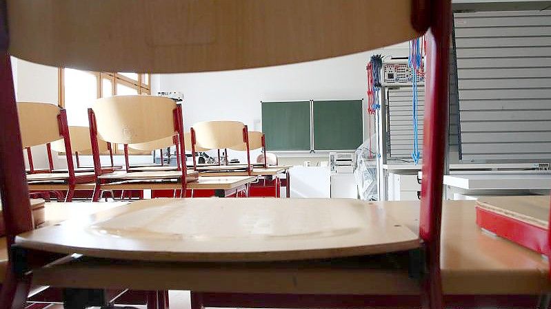 Ein leeres Klassenzimmer in einer Schule in Thüringen. Foto: Bodo Schackow/zb/dpa