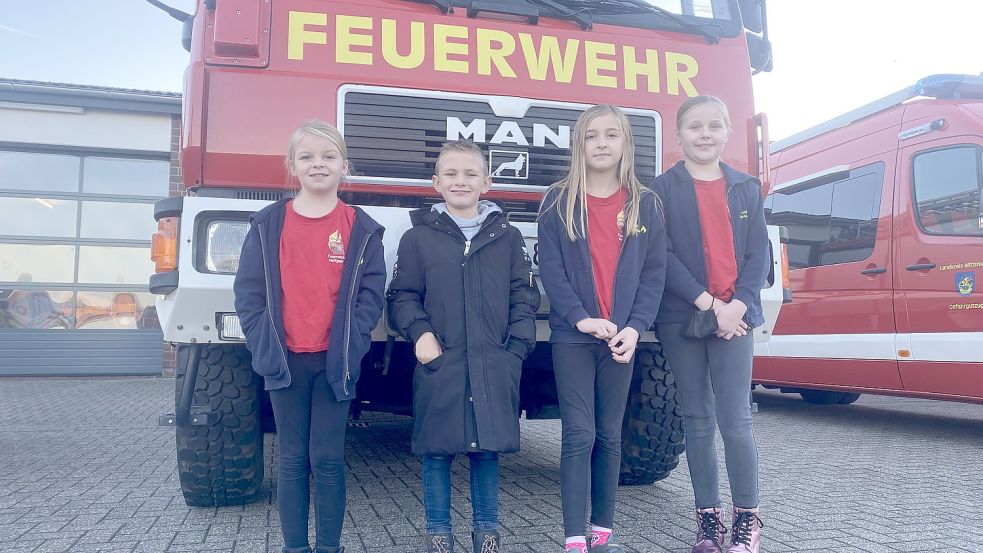 Maira Wilms (von links), Milan Siebels, Lena Backer und Luna Gerdes sind bei der Feuerwehr Holtgast aktiv und haben einige Wünsche aufgeschrieben. Foto: Heinig