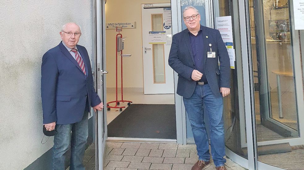 Jakobus Baumann vom Vorstand des Allgemeinen Krankenhausvereins und Klinikum-Geschäftsführer Holger Glienke öffnen das Türchen 22. Foto: Gettkowski