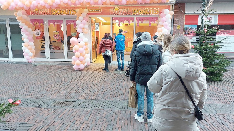 Vor der neuen Filiale von „Royal Donuts“ bildete sich am Montag eine Schlange. Fotos: Hanssen