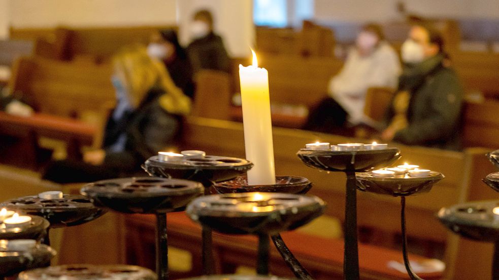 An Heiligabend gilt Maskenpflicht und Abstand halten in der Kirche. Foto: Heimken/DPA