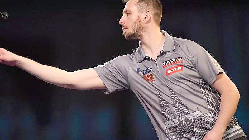 Der deutsche Darts-Profi schmeißt die Nummer fünf der Welt, den Belgier Dimitri van den Bergh, aus der Darts-WM. Foto: Adam Davy/PA Wire/dpa