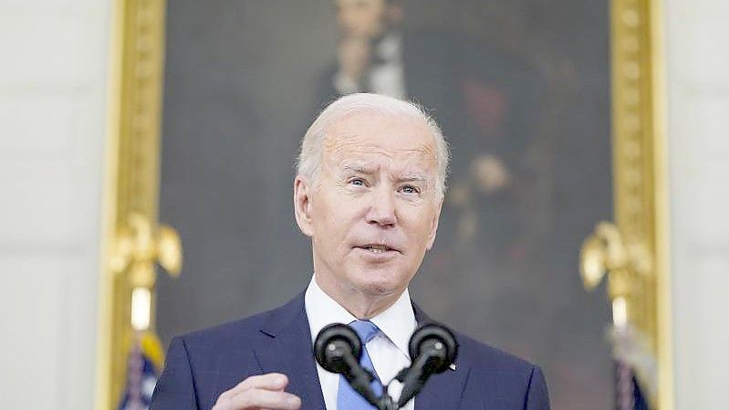 Joe Biden spricht im State Dining Room des Weißen Hauses über die Bekämpfung des Coronavirus und Corona-Impfungen. Foto: Patrick Semansky/AP/dpa