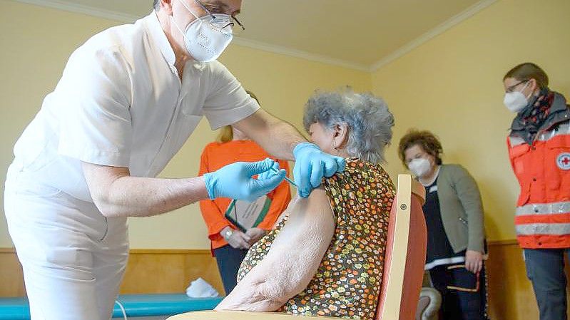 Der Deutsche Ethikrat befürwortet eine Ausweitung der kürzlich beschlossenen Impfpflicht für Personal in Einrichtungen wie Kliniken und Pflegeheimen auf „wesentliche Teile der Bevölkerung“. Foto: Robert Michael/dpa-Zentralbild Pool/dpa