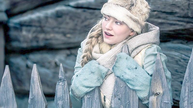 Die norwegische Popsängerin Astrid Smeplass als Aschenbrödel in der Neuverfilmung von „Drei Haselnüsse für Aschenbrödel“. Foto: LarsHellebust/Amazon Prime/dpa