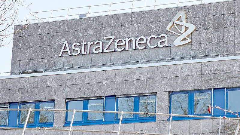 Auch der Hersteller Astrazeneca will mit Forschern der Universität Oxford an einem Corona-Impfstoff arbeiten, der an die neue Omikron-Variante angepasst ist. Foto: Georg Wendt/dpa