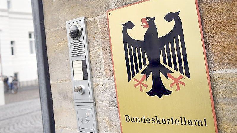 Ein Schild weist auf den Eingang zum Bundeskartellamt hin. Foto: Henning Kaiser/dpa