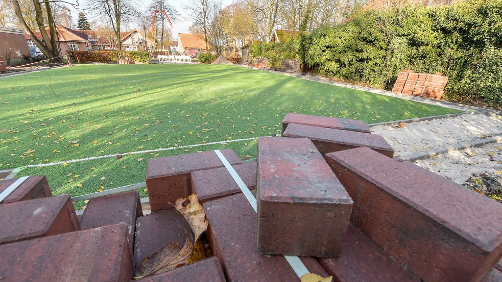 Auf dem Fußballfeld sollen künftig die Hollener Kinder kicken können. Foto: Ortgies