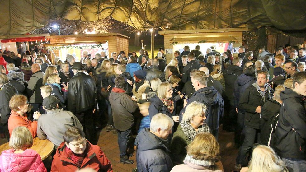 Weihnachtsstimmung mitten in Hollen: In den vergangenen Jahren fand der Lüttje Wiehnachtsmarkt bi d‘ Kark statt. Das geht derzeit natürlich nicht. Foto: Archiv