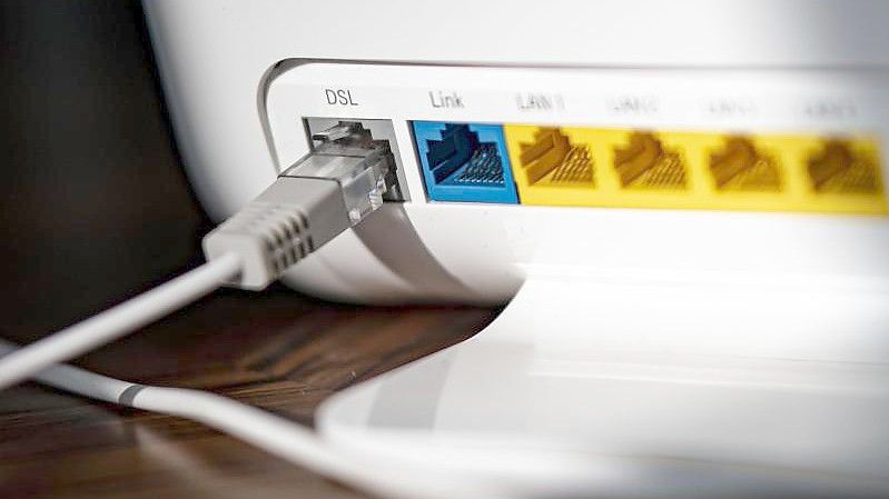 Die Bundesnetzagentur schlägt eine Mindest-Downloadrate von zehn Megabit für jeden Internetanschluss vor. Foto: Fabian Sommer/dpa