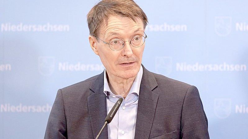 Karl Lauterbach gibt ein Pressestatement über die aktuelle Lage in der Corona-Pandemie ab. Foto: Moritz Frankenberg/dpa