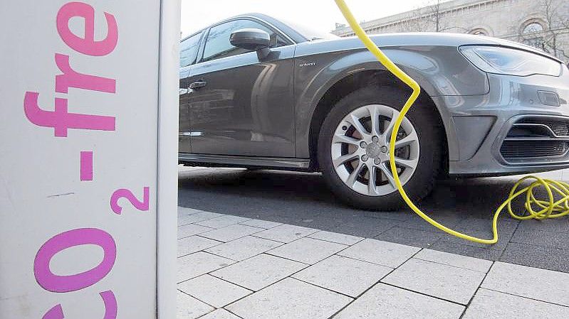 Ein Elektroauto wird mit einem Kabel an einer E-Ladesäule aufgeladen. Foto: Julian Stratenschulte/dpa