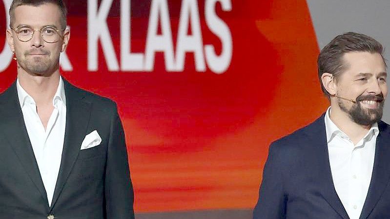 Joko Winterscheidt (l) und Klaas Heufer-Umlauf in der Jubiläumsshow von "Wetten, dass..?". Foto: Daniel Karmann/dpa