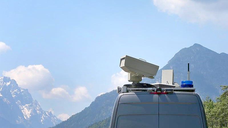 Ein Polizeiwagen fährt vor dem Panorama der Berge. Für die erneute Ausrichtung des G7-Gipfels auf Schloss Elmau in Bayern im Juni 2022 kalkuliert das bayerische Innenministerium Kosten von mehr als 160 Millionen Euro. Foto: picture alliance / dpa