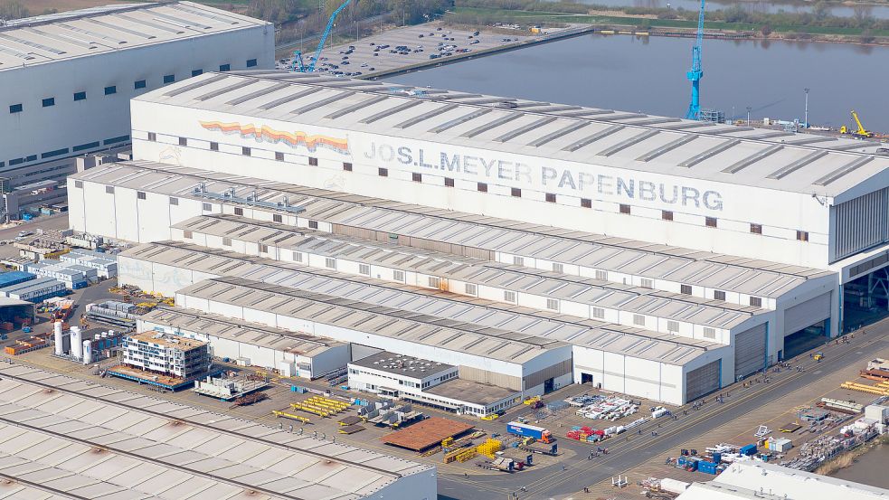 Bei der Meyer-Werft in Papenburg sind mehrere Beschäftigte mit gefälschten Impfpässen aufgeflogen. Foto: Bruns/DPA