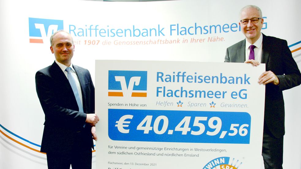 Die beiden Vorstände Christoph Hoek (rechts) und Matthias Beekmann von der Raiffeisenbank Flachsmeer freuten sich darüber, dass sie mehr als 40.000 Euro an Vereine und Gruppen auszahlen konnten. Foto: privat