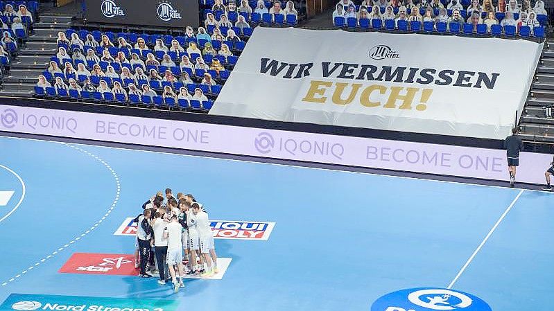 Leere Ränge gehören beim Handball künftig wieder zur Normalität. Beim THW-Kiel vermisst man die tollen Fans. Foto: Gregor Fischer/dpa