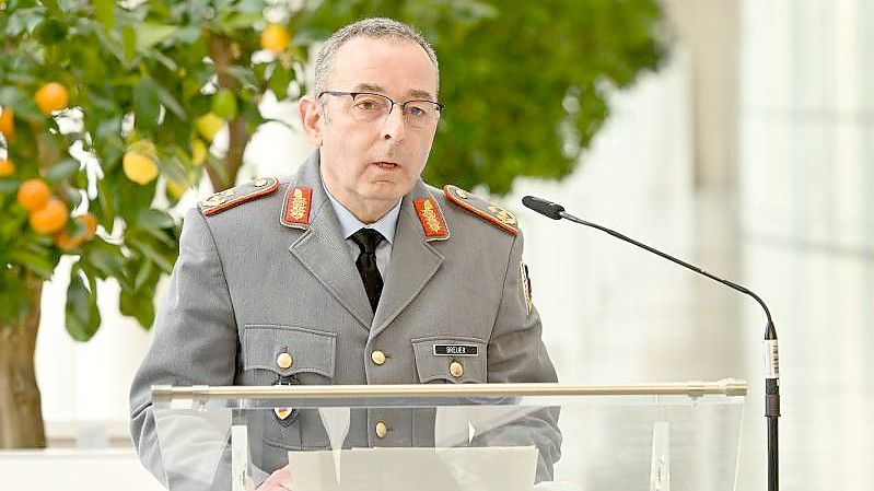 Generalmajor Carsten Breuer, Leiter des Corona-Krisenstabs im Bundeskanzleramt, gibt eine Pressekonferenz zur Entwicklung der Corona-Lage in Bayern. Foto: Tobias Hase/dpa