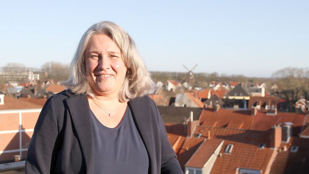 Birgit Momberger auf der Dachterrasse der Emder Volkshochschule. Sie leitet die Bildungseinrichtung. Foto: Päschel