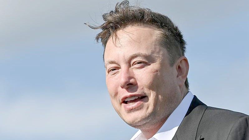 Elon Musk ließ auf Twitter darüber abstimmen, ob er sich von Aktien seiner Firma trennen solle. Foto: Patrick Pleul/dpa-Zentralbild/ZB