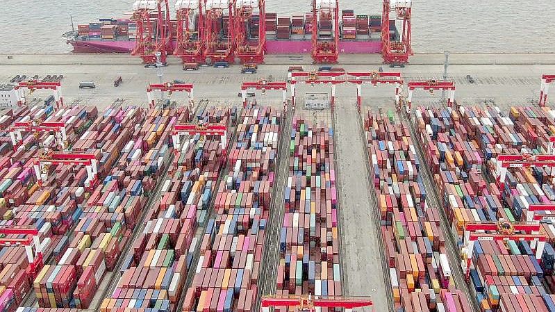 Diese Luftaufnahme zeigt den Yangshan Containerhafen in Shanghai. Foto: Uncredited/Chinatopix via AP/dpa