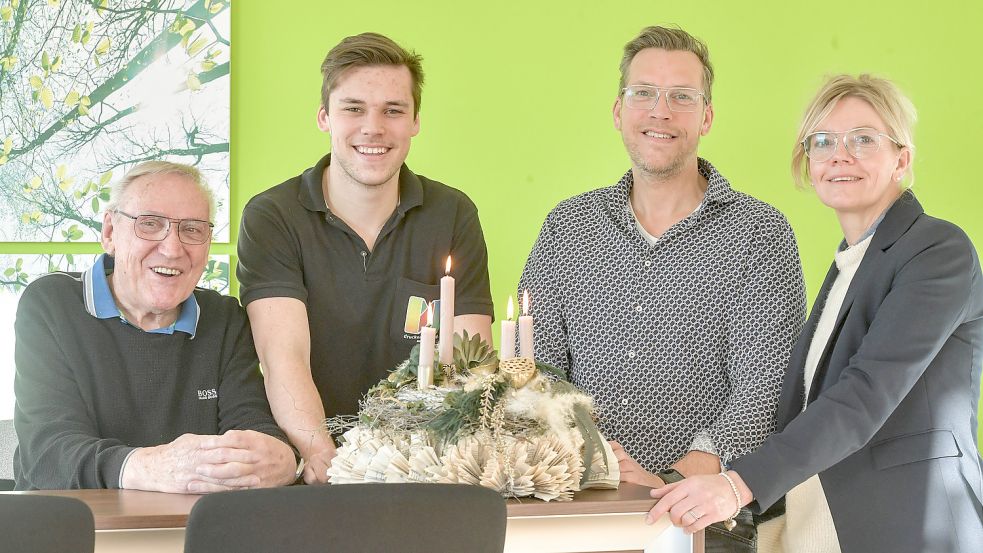 Fast täglich treffen sich Friedrich „Charly“, Lukas und Lutz Günsel und Silke Schmeding (geborene Günsel) im Auricher Betrieb. Dabei ist natürlich auch regelmäßig der OHV Aurich ein Gesprächsthema. Foto: Ortgies