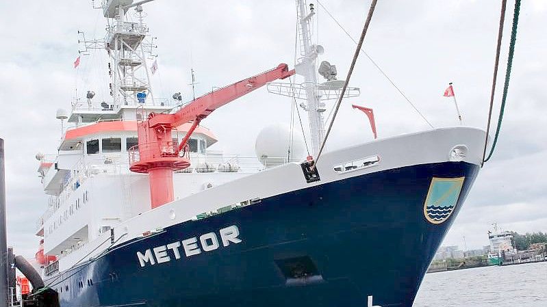 Das deutsche Forschungsschiff „Meteor“ hat in Hamburg an der Überseebrücke festgemacht. Foto: Markus Scholz/dpa