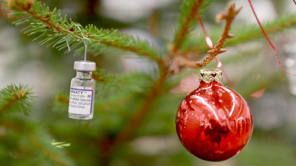 Auch das gehört zum Weihnachtsfest 2021: Impffläschchen dienen im Impfzentrum Harz als Weihnachtsbaumschmuck. Foto: Matthias Bein/dpa Foto: Matthias Bein