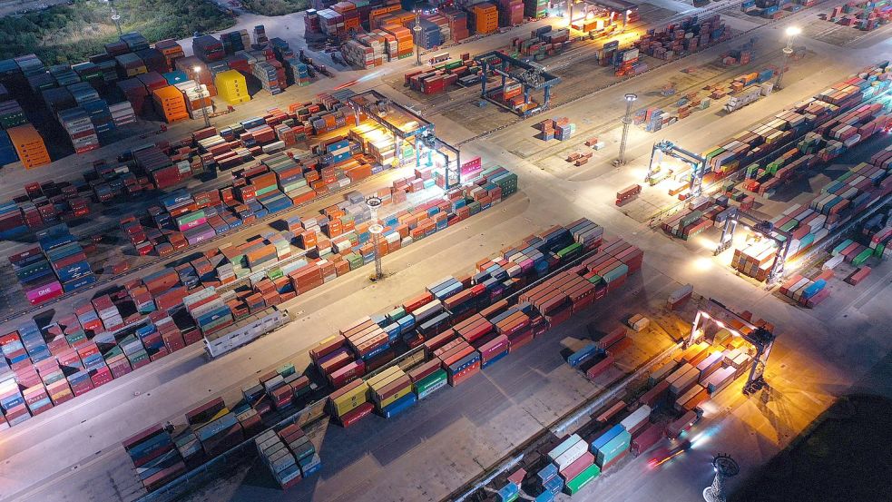 Im chinesischen Hafen von Nanjing stapeln sich Frachtcontainer, die auf ihren weiteren Transport warten. Foto: AFP