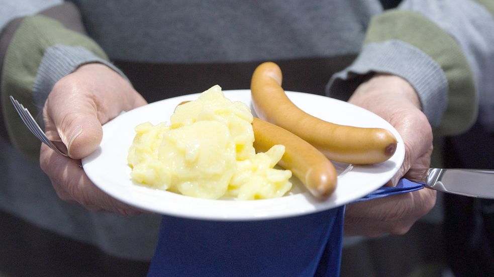 Bei vielen gibt es traditionell Kartoffelsalat und Würstchen zu Weihnachten. Das ist auch schnell gemacht. Foto: Picture Alliance/dpa