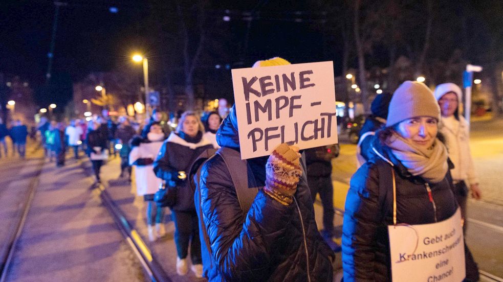 Impfpflicht-Protest in diesen Tagen in Schwerin. Der Ethikrat hält einen solchen Schritt in der Corona-Krise mehrheitlich für vertretbar, zumindest für gefährdete Gruppen - aber weist sehr wohl auf die beträchtliche gesellschaftliche Risiken hin. Foto: Volker Bohlmann