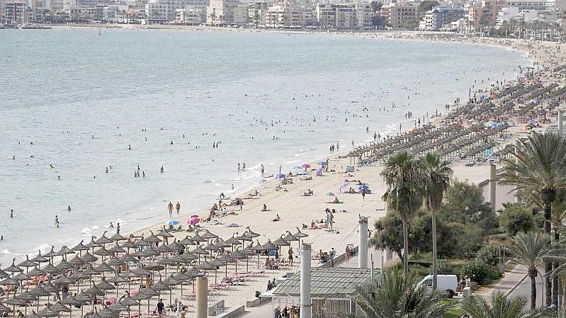 Urlauber am Strand von Arenal auf Mallorca. Foto: Clara Margais/dpa