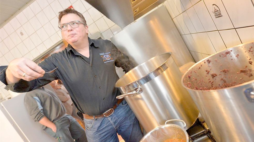 Abgeschmeckt wird auch. Dieter Freese kocht an Heiligabend für Obdachlose. Das Foto zeigt den Unternehmer bei einer Kostprobe im Jahr 2016. Archivfoto: Ortgies