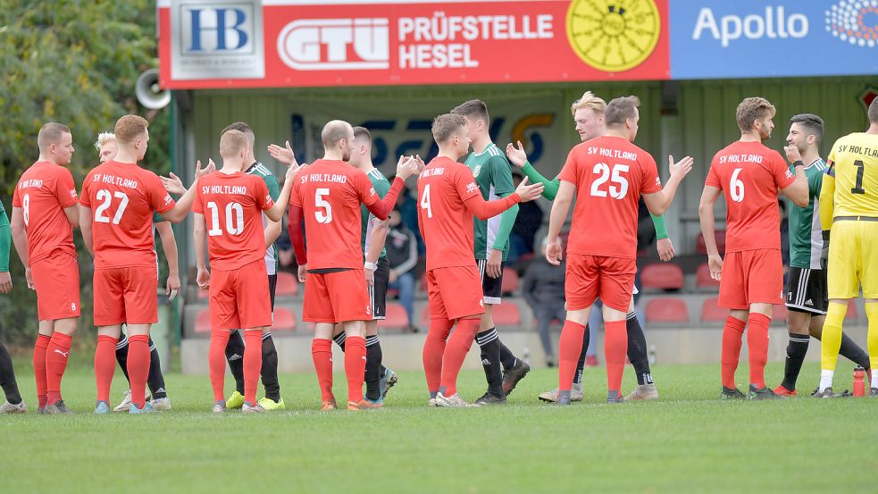Die Bezirksliga-Fußballer des SV Holtland (rote Trikots) haben es in die Auswahl geschafft. Foto: Ortgies