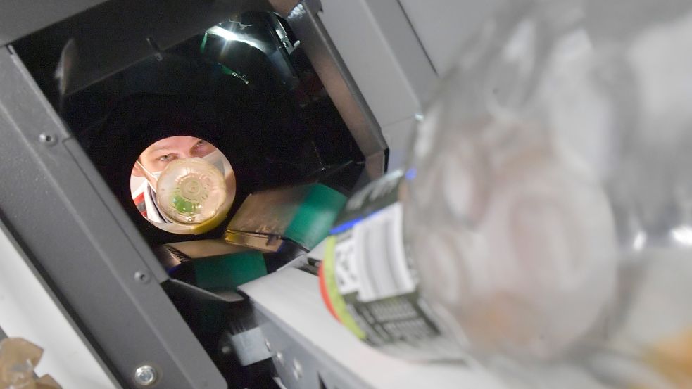 Eine Flasche im Pfandautomat sollte leer sein und das Etikett gut erkennbar. Foto: Ortgies/Archiv