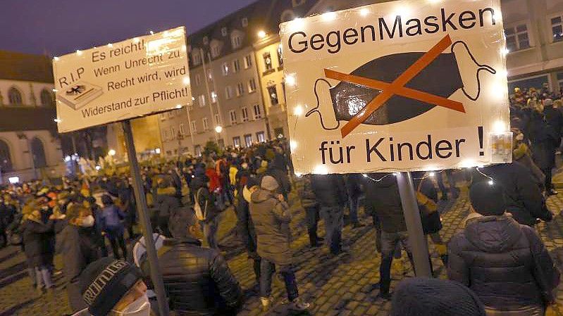 Demonstrationen unterliegen Regelungen. Mit sogenannten Spaziergängen versuchen Kritiker der Corona-Maßnahmen, diese auszuhebeln. (Bild aus Augsburg). Foto: Karl-Josef Hildenbrand/dpa