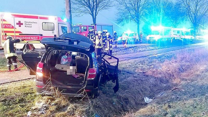 Bei einem schweren Verkehrsunfall in Drochtersen ist die 15 Jahre alte Tochter des Fahrers ums Leben gekommen. Foto: //Polizeiinspektion Stade/dpa