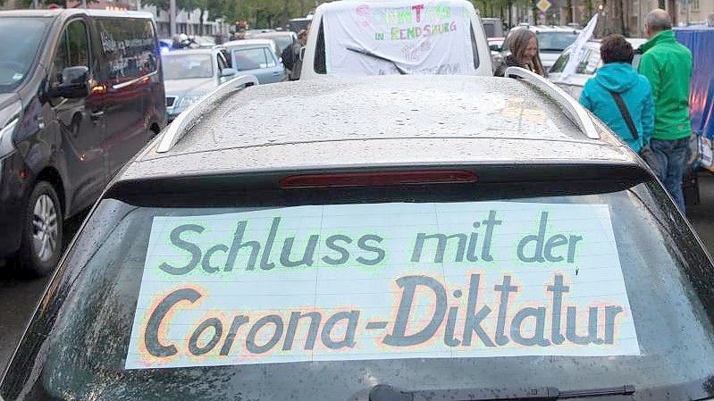 Der Begriff „Corona-Diktatur“ wird auf Demonstrationen gegen die Corona-Maßnahmen immer wieder verwendet. Foto: Paul Zinken/dpa-Zentralbild/dpa