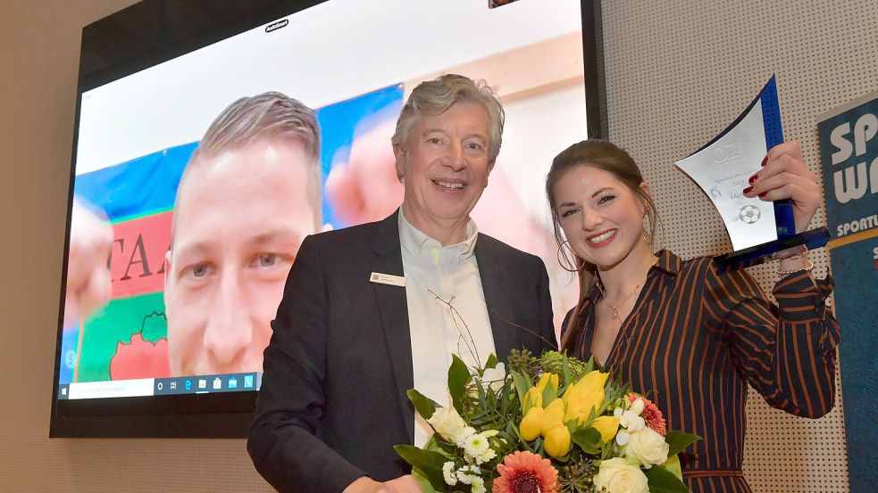 Bei der letzten „normalen“ Sportlerwahl 2019 fand die feierliche Ehrung im Sparkassen-Forum in Leer statt. Fiona Thaden nahm im März 2020 stellvertretend von Sparkassen-Vorstand Heinz Feldmann den Preis für ihren Mann Eike entgegen, der damals als Soldat in Afghanistan stationiert war und live zugeschaltet wurde. Archivfoto: Ortgies