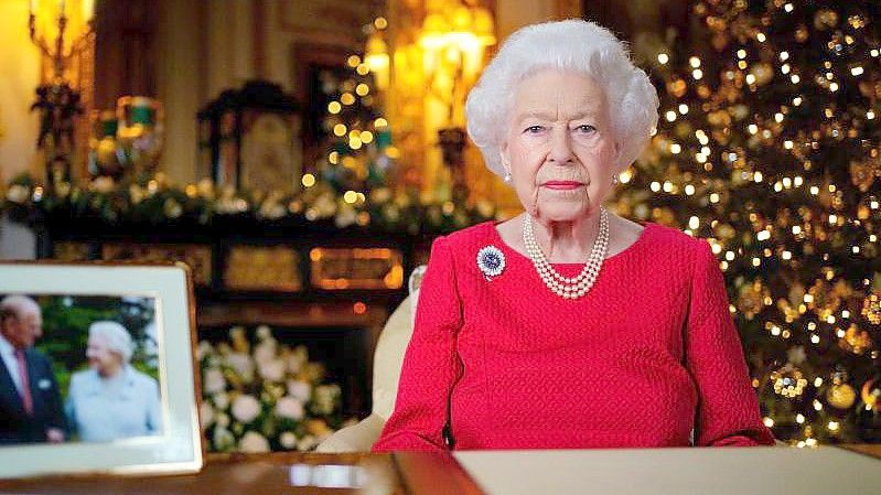 Die britische Königin Elizabeth II. während der Aufzeichnung ihrer jährlichen Weihnachtssendung im White Drawing Room von Schloss Windsor. Foto: Victoria Jones/PA Wire/dpa