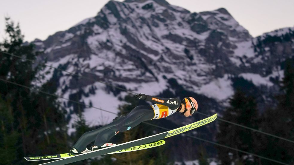 Nur fliegen ist schöner: Skispringer Karl Geiger beim Weltcup vor Weihnachten in Engelberg in der Schweiz. Foto: imago/Just Pictures