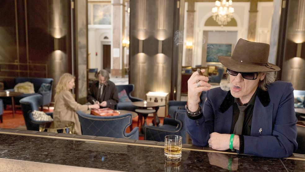 Udo Lindenberg entspannt sich an der Hotelbar, während Charlotte Lindholm (Maria Furtwängler) sich den Fragen des Hamburger Kollegen Ruben Delgau (Jens Harzer) stellen muss. Foto: NDR/Frizzi Kurkhaus