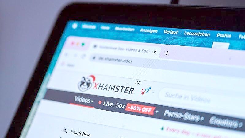 Dem reichweitenstarken Pornoportal xHamster droht eine Netzsperre wegen Missachtung des Kinder- und Jugendschutzes. Foto: Annette Riedl/dpa