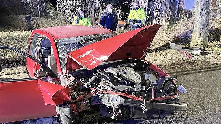 Die Fahrerin aus Papenburg war mit ihrem Wagen frontal gegen einen Baum geprallt. Sie musste von Rettungskräften aus dem Fahrzeug befreit werden. Foto: Feuerwehr