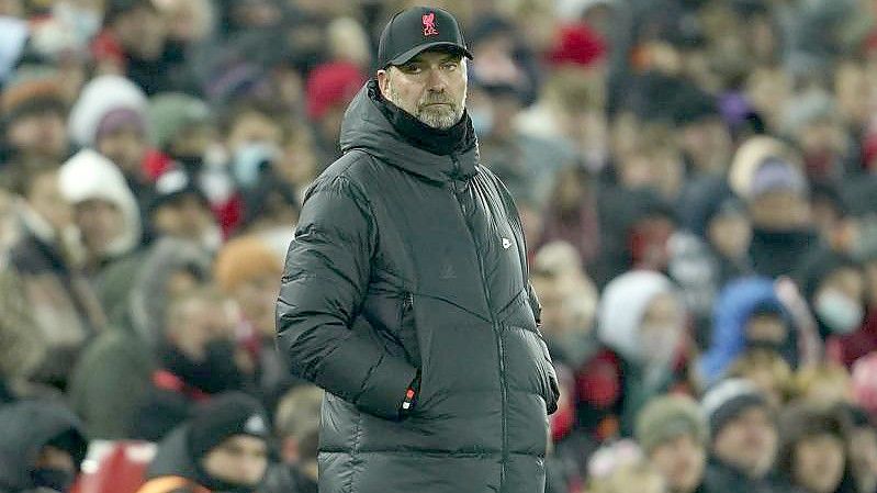 Für Coach Jürgen Klopp und seine Liverpooler steht am Dienstag ein Auswärtsspiel bei Leicester City an. Foto: Jon Super/AP/dpa