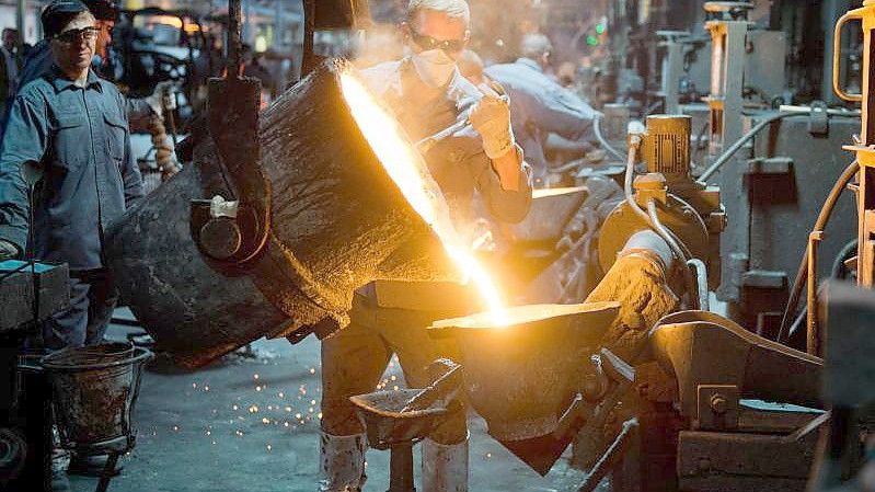 Besonders zuversichtlich sind der IW-Umfrage zufolge der Maschinenbau sowie die Stahl- und Metallverarbeitung. Foto: Julian Stratenschulte/dpa