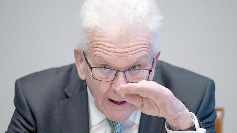 „Jetzt kann man nur darauf hoffen, dass es eine Gruppe gibt, die eine Mehrheit hat für eine Impfpflicht“: Winfried Kretschmann. Foto: Marijan Murat/dpa