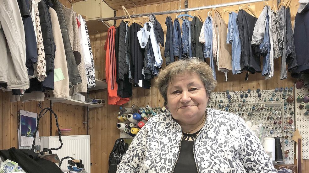 Hatice Günay in den Räumen ihrer Borkumer Schneiderei. Foto: Kraft